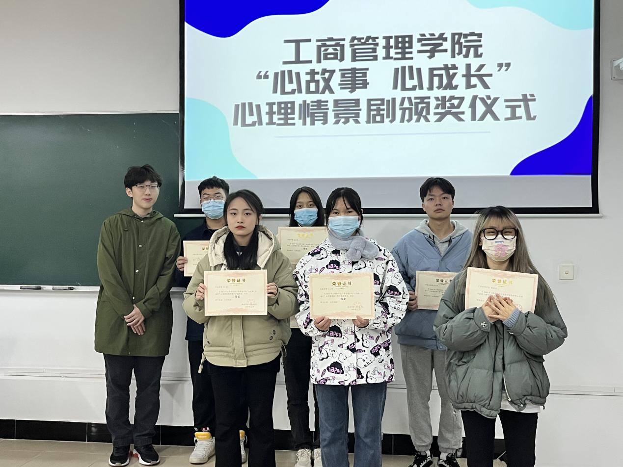 (图为顾昊楠为获奖班级颁奖) (图为顾昊楠为获奖班级颁奖)