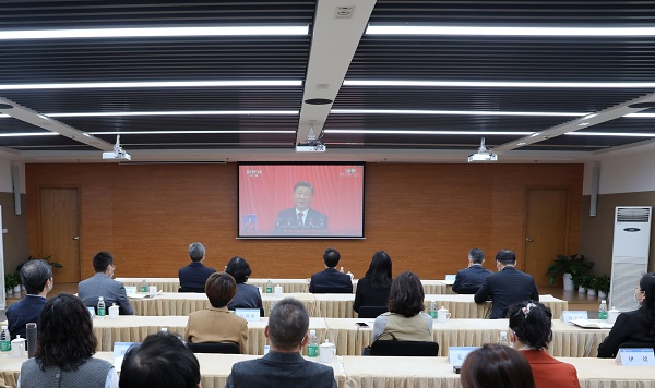 图为学校党政领导班子成员、全体党委委员在徐汇校区1401会议室收看了二十大开幕会