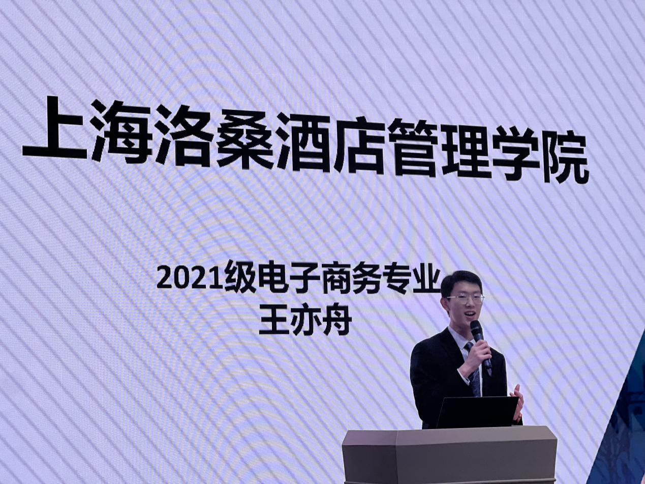 图为学生代表王亦舟做分享 图为学生代表王亦舟做分享