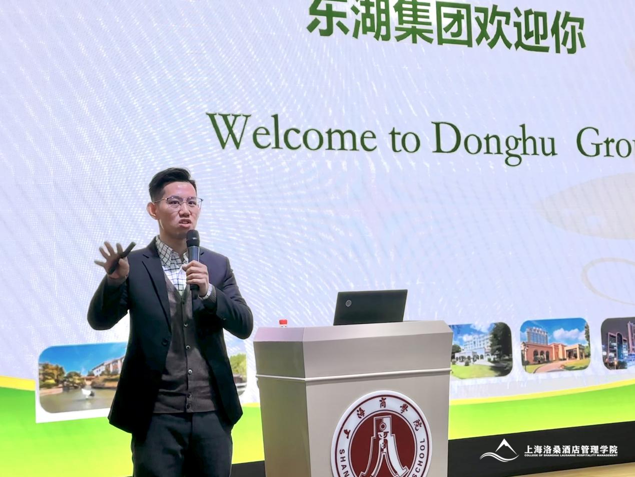 图为东湖集团蒋晨刚作宣讲 图为东湖集团蒋晨刚作宣讲