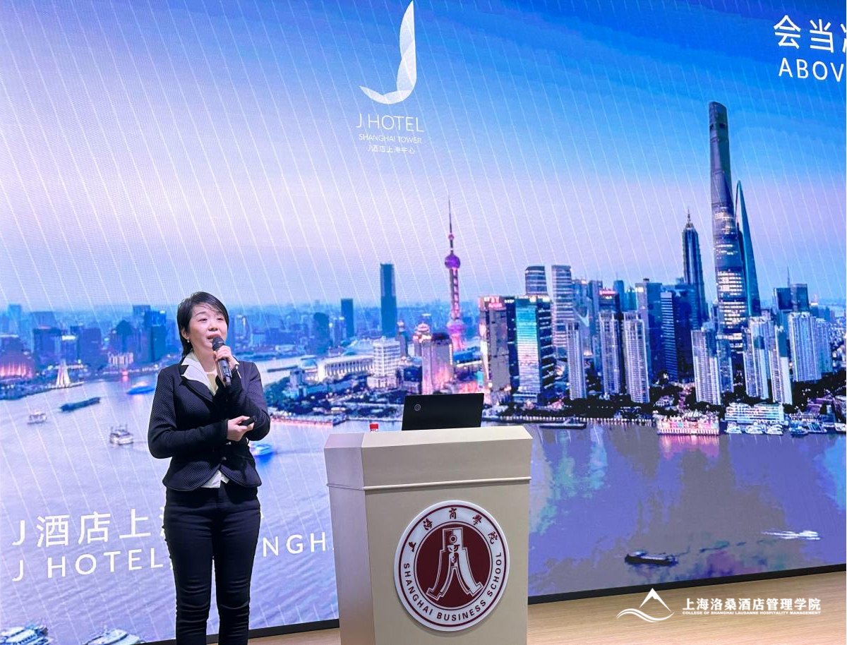 图为J酒店上海中心人力资源总监Lydia Zhu作宣讲 图为J酒店上海中心人力资源总监Lydia Zhu作宣讲
