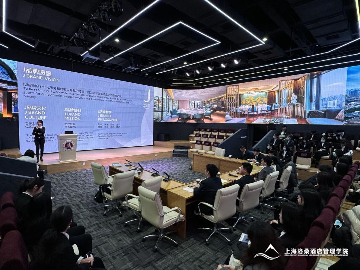 图为J酒店上海中心人力资源总监Lydia Zhu作宣讲 图为J酒店上海中心人力资源总监Lydia Zhu作宣讲