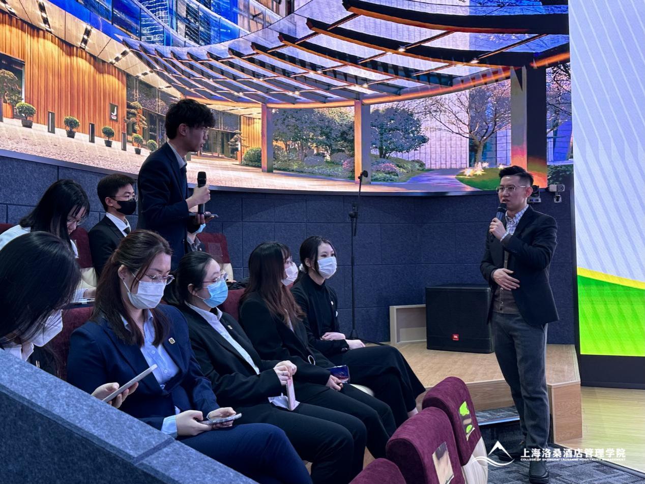 图为东湖集团蒋晨刚解答学生问题 图为东湖集团蒋晨刚解答学生问题