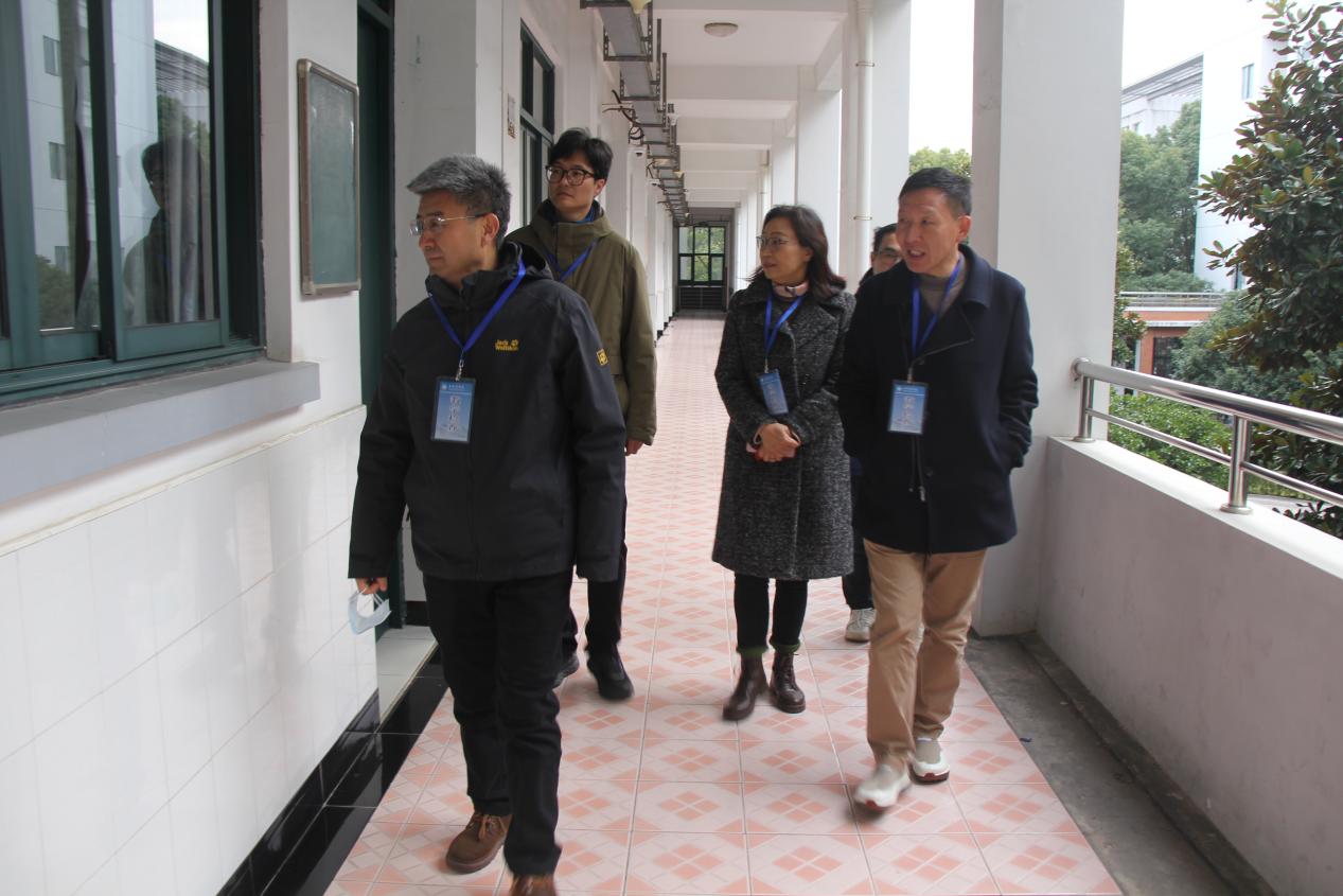图为陈剑峰一行在教学楼检查教学工作开展情况