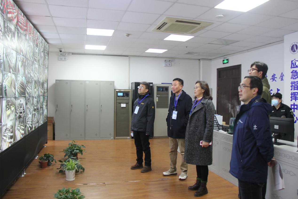 图为检查组到学校应急指挥中心检查教室情况