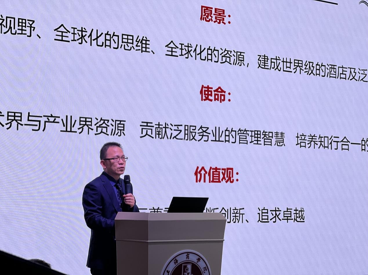 图为邵小平书记对学院做介绍 图为邵小平书记对学院做介绍