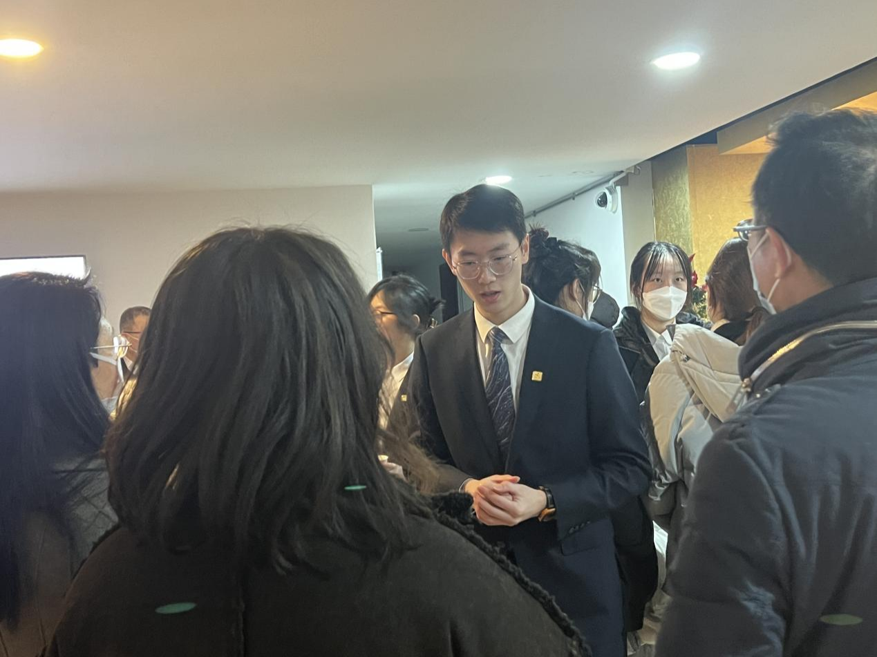 图为学生代表解答学生及学生家长的问题 图为学生代表解答学生及学生家长的问题