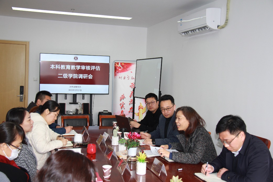 图为会议现场 图为会议现场