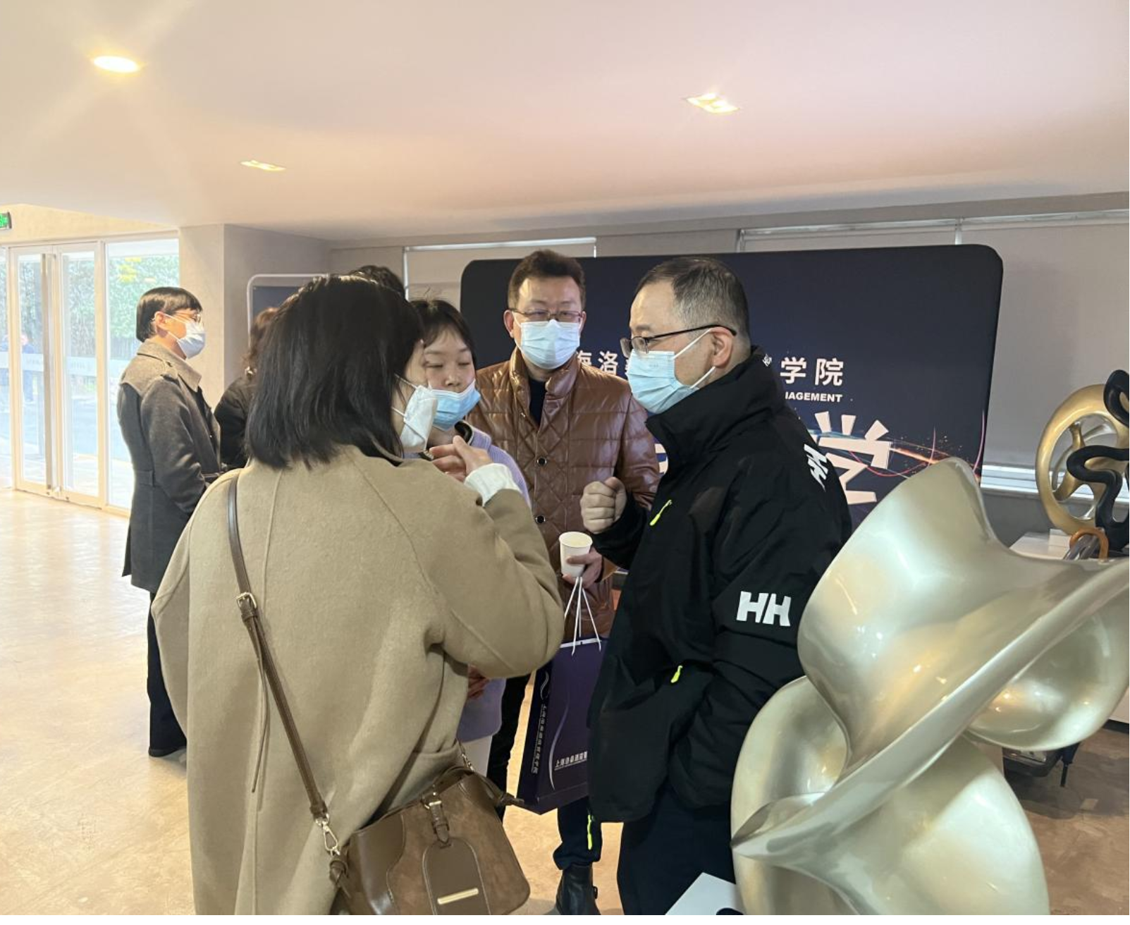 图为副院长黄欢解答学生及学生家长的问题 图为副院长黄欢解答学生及学生家长的问题