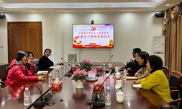 图为会议现场,宾主深入交流。 图为会议现场,宾主深入交流。