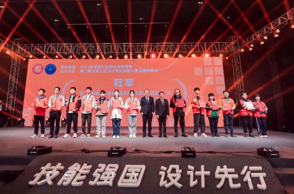 图为人力资源和社会保障部副部长俞家栋、中国轻工业联合会会长张崇和为冠军选手颁奖 图为人力资源和社会保障部副部长俞家栋、中国轻工业联合会会长张崇和为冠军选手颁奖