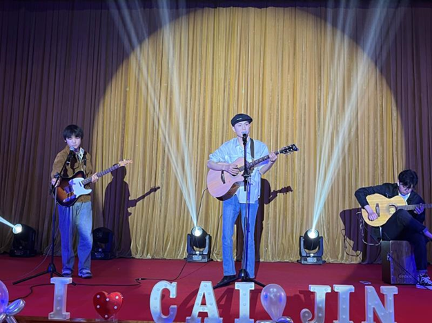 图为摇滚乐队表演 图为摇滚乐队表演