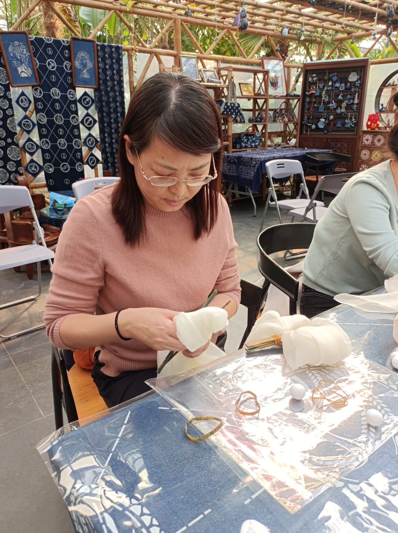 图为活动体验中 图为活动体验中