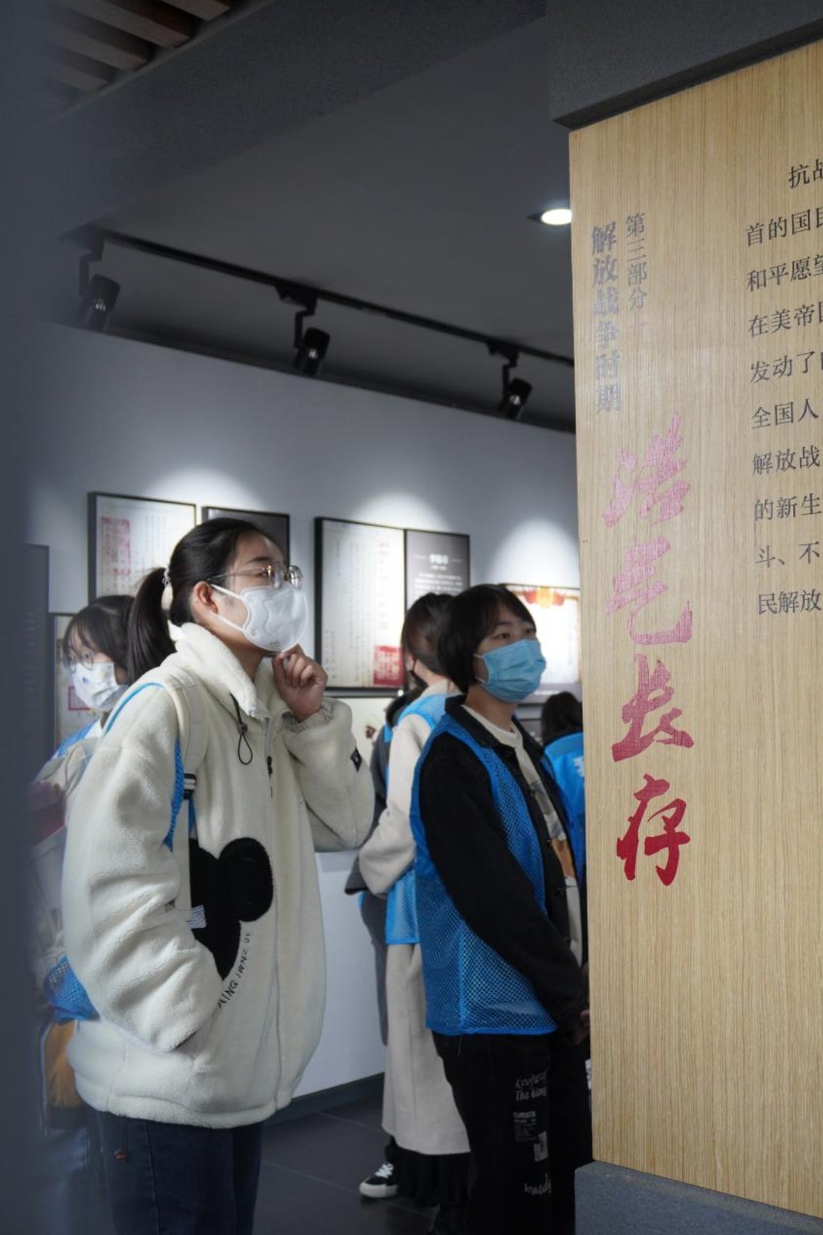 图为志愿者们参观烈士纪念馆