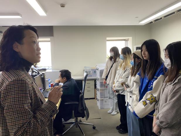 图为学生实地参观 图为学生实地参观