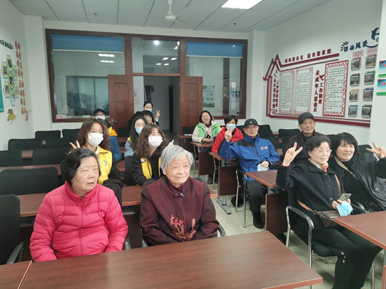 志愿者与老人合照 志愿者与老人合照