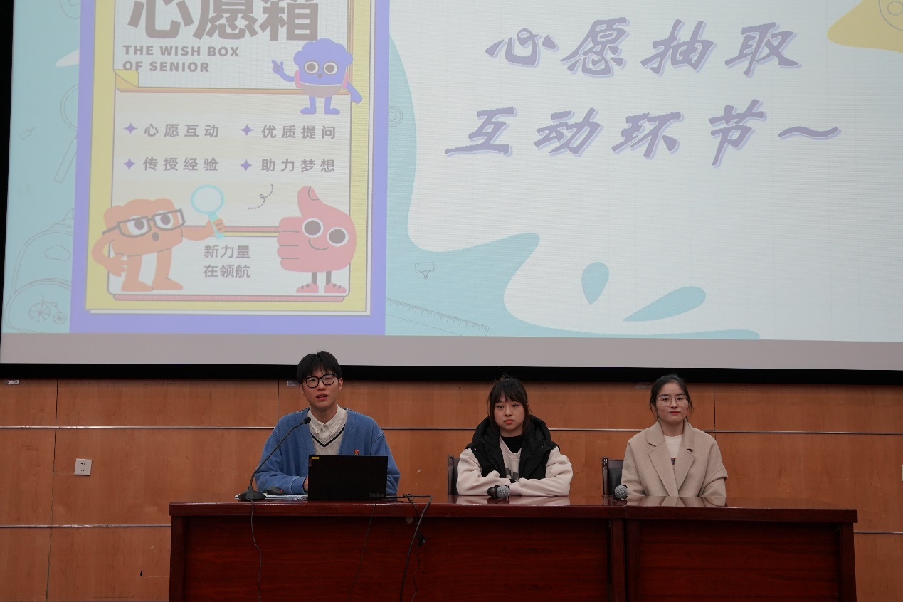 图为学长学姐解答问题现场 图为学长学姐解答问题现场