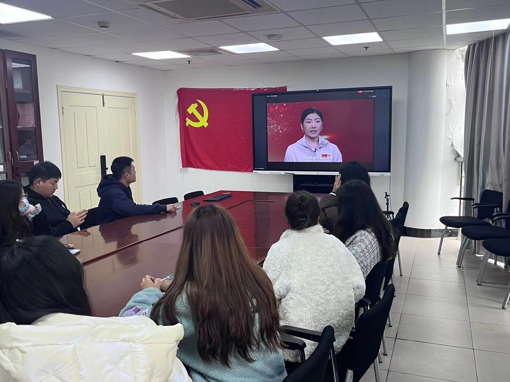 学生党支部学生观看直播中 学生党支部学生观看直播中