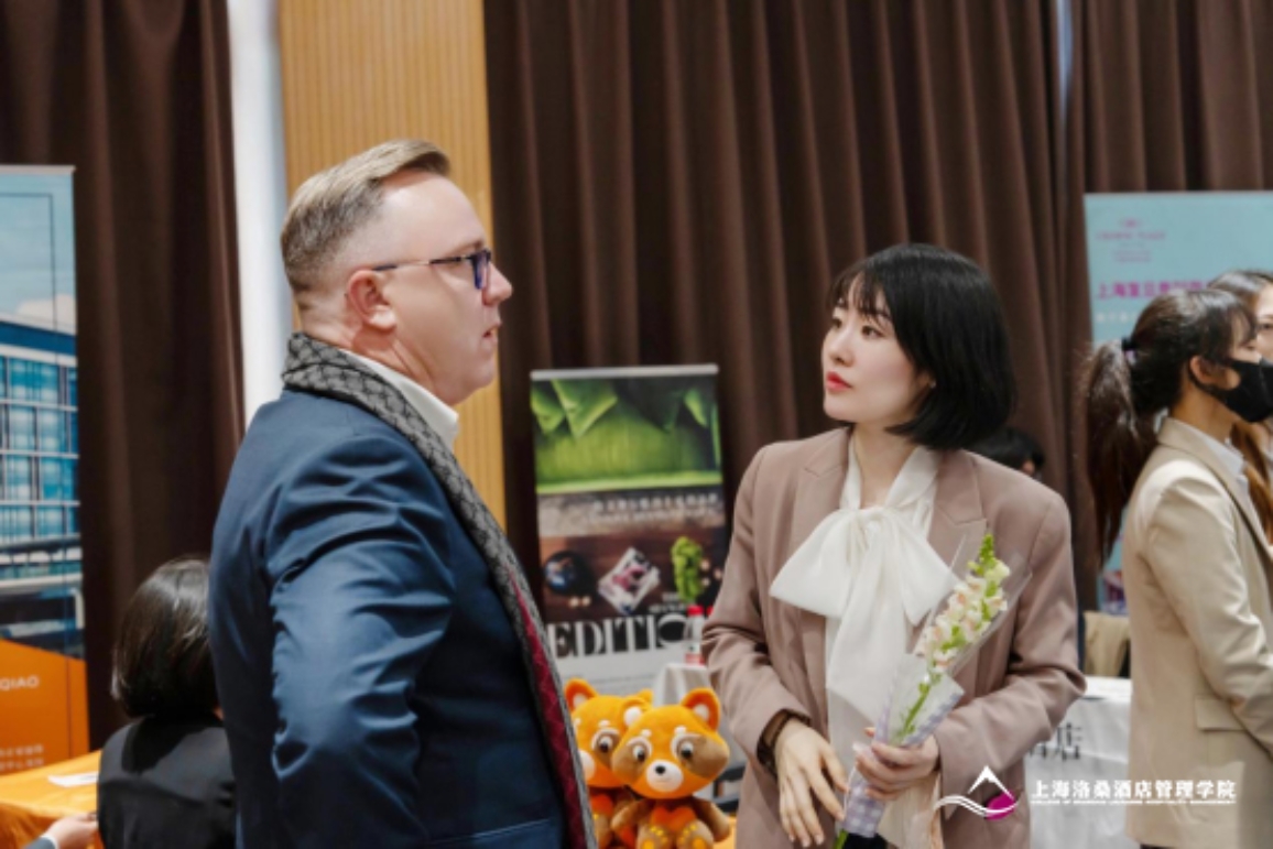 图为二楼报告厅双选会现场,武岳老师接待上海滴水湖洲际酒店总经理 图为二楼报告厅双选会现场,武岳老师接待上海滴水湖洲际酒店总经理