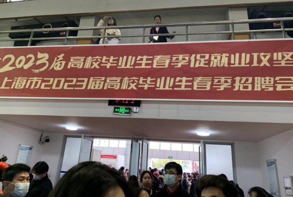 图为招聘会现场 图为招聘会现场