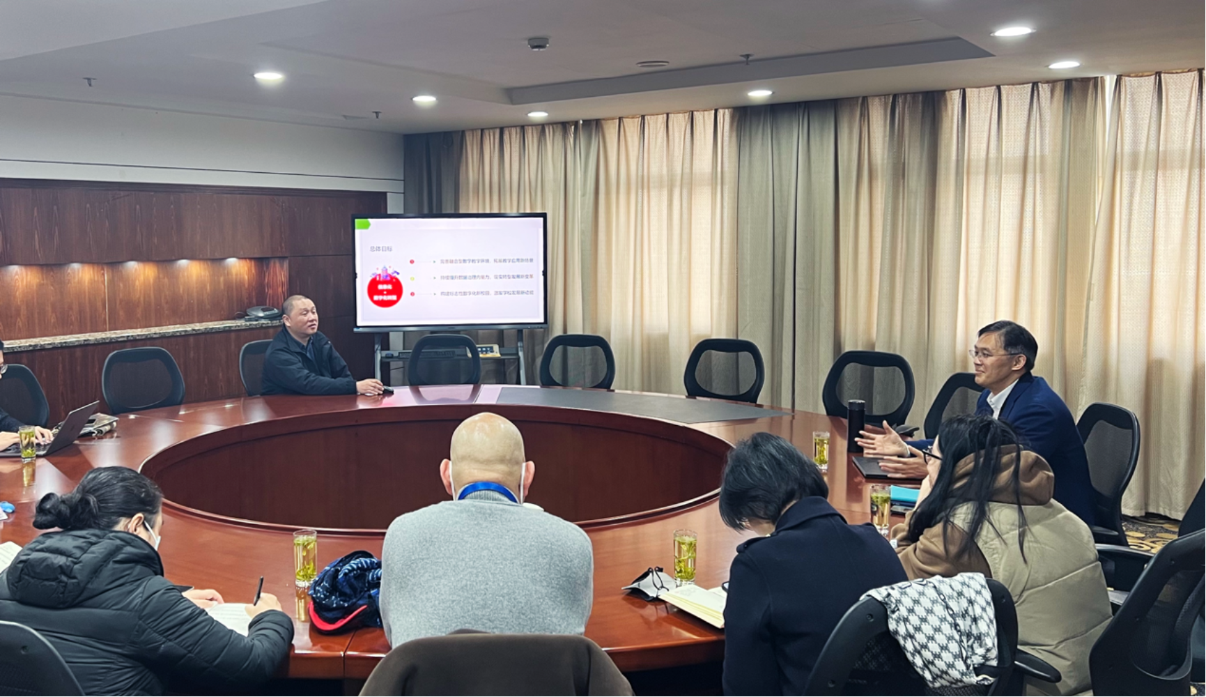 陈凌申正在通报2022年学校信息化工作总体情况