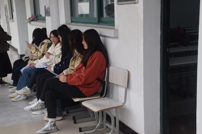 图为候场教室现场 图为候场教室现场