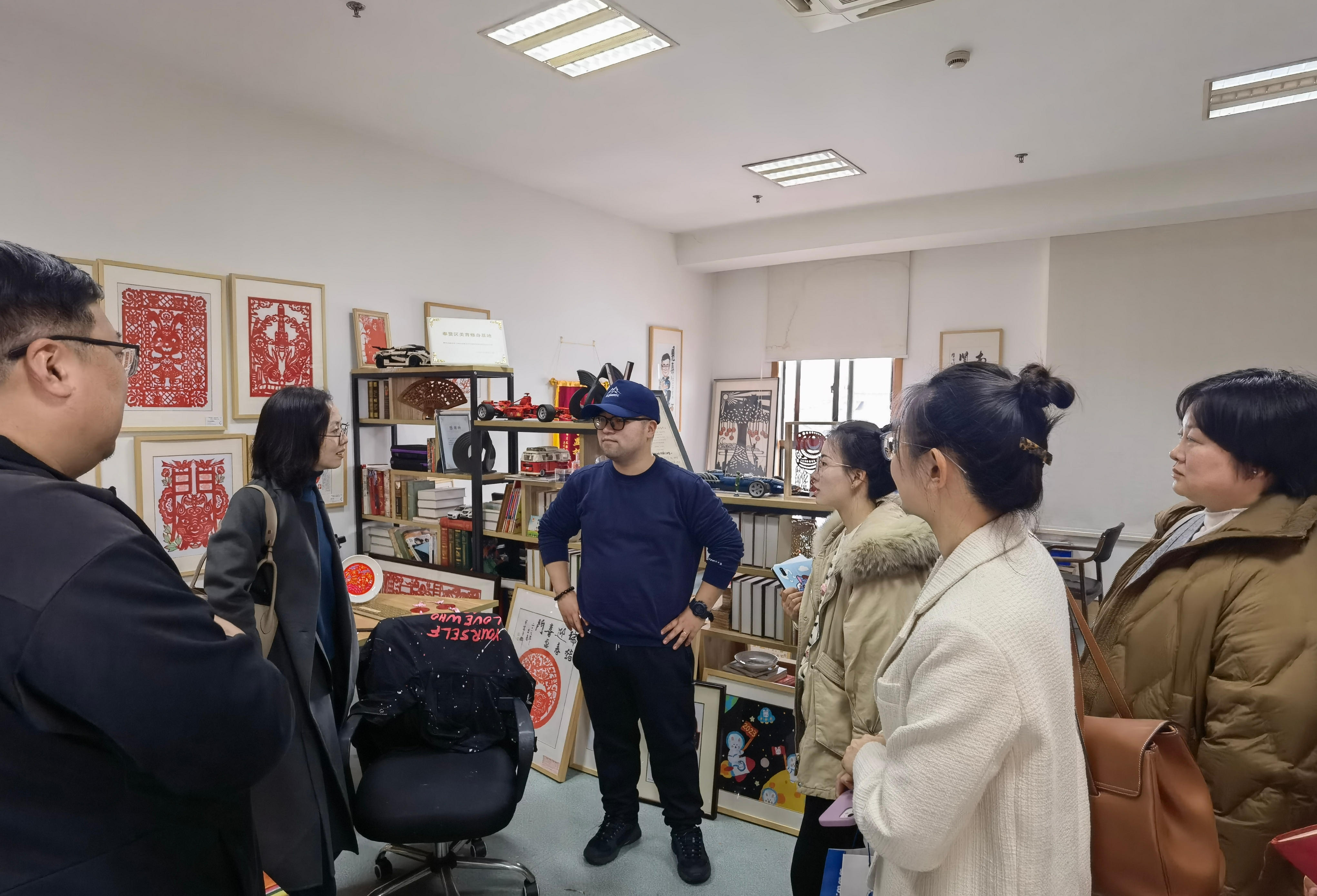 校团委一行在南桥镇非遗撕纸工作室调研 校团委一行在南桥镇非遗撕纸工作室调研