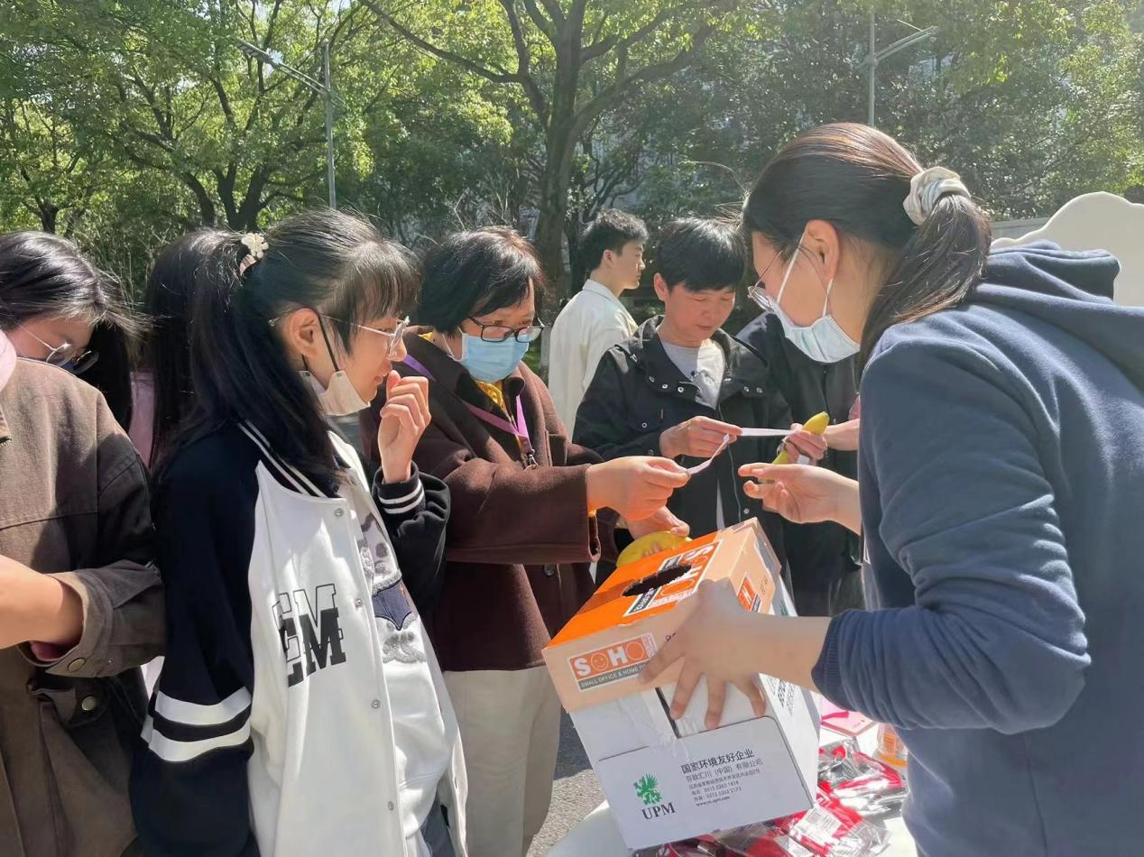 图为老师助力主题活动