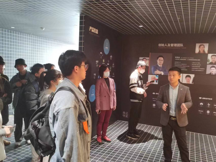 图为胡经理介绍曼恒发展历程 图为胡经理介绍曼恒发展历程