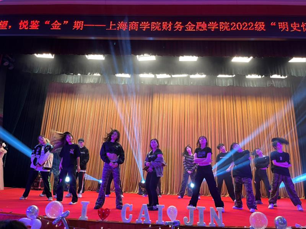 图为街舞社舞蹈表演 图为街舞社舞蹈表演