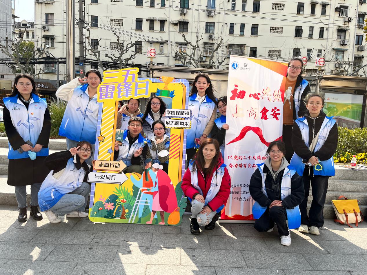 “赓续雷锋精神,绽放志愿风采”便民志愿服务活动现场 “赓续雷锋精神,绽放志愿风采”便民志愿服务活动现场