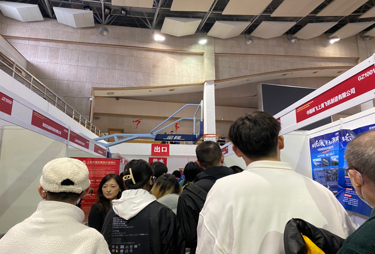 图为招聘会现场 图为招聘会现场