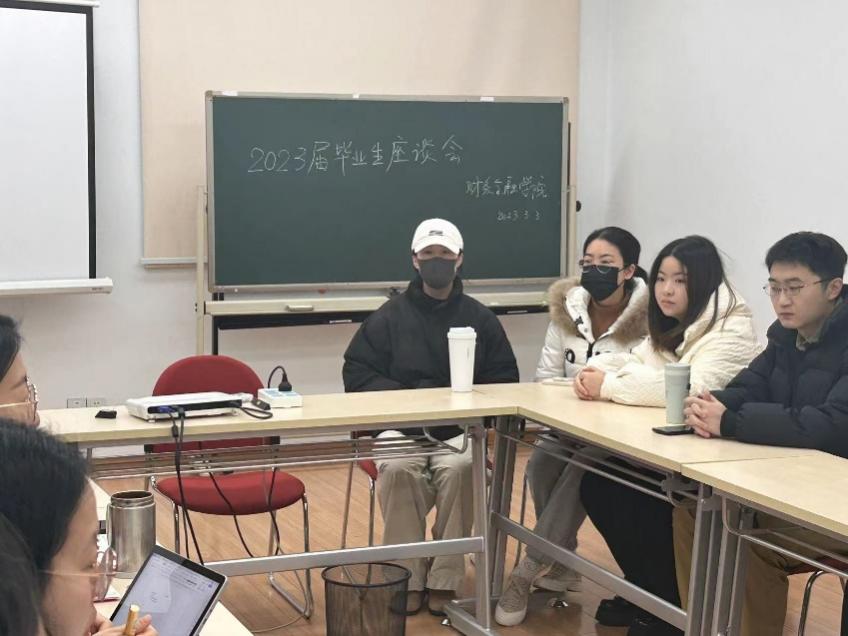 图为毕业生代表分享发展建议 图为毕业生代表分享发展建议