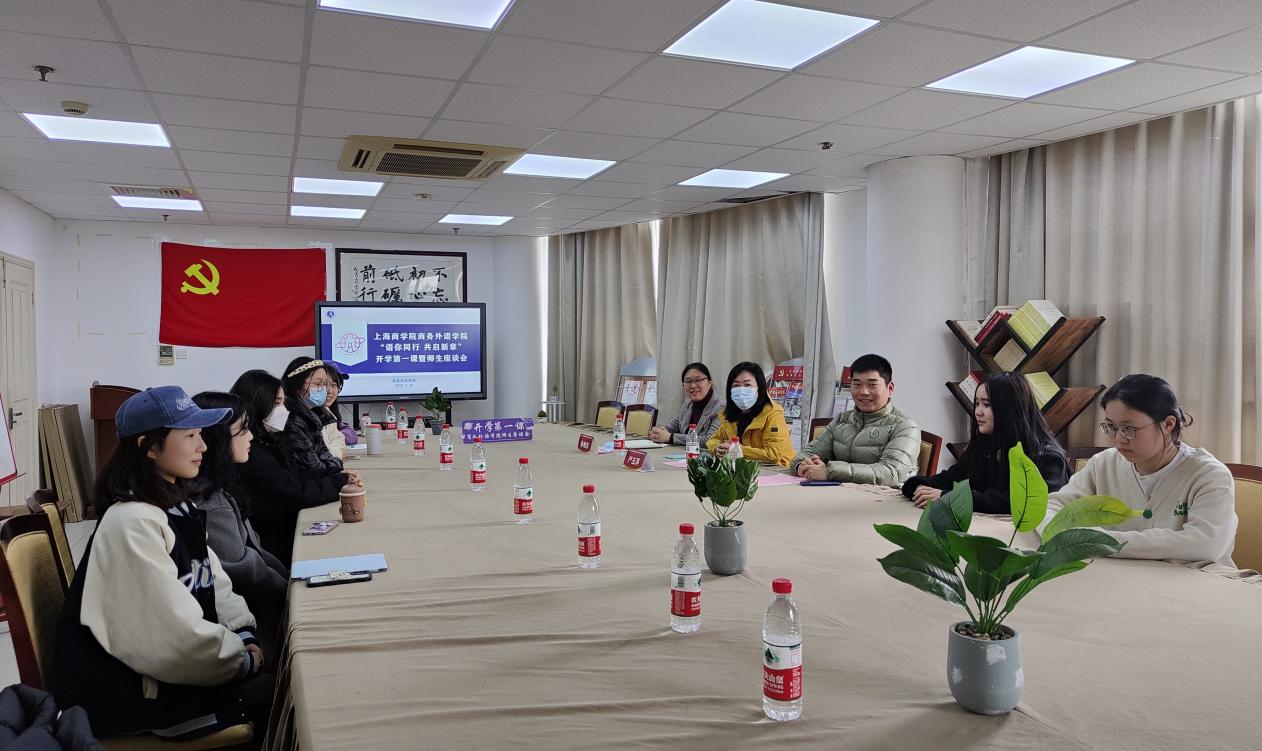 图为座谈会现场 图为座谈会现场