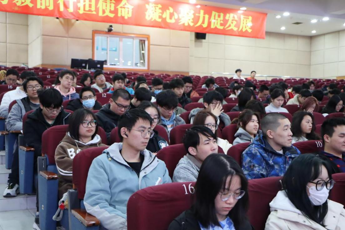 同学们认真聆听 同学们认真聆听