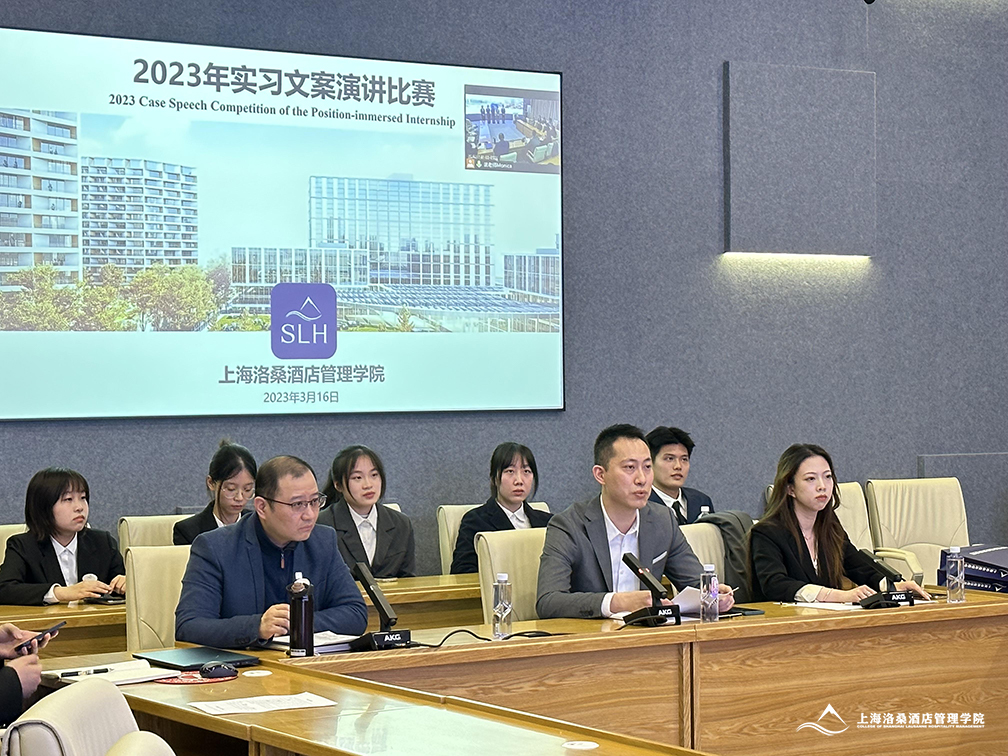 图为评委嘉宾进行点评 图为评委嘉宾进行点评