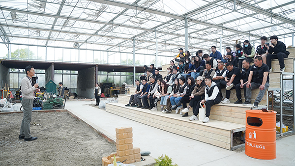 图为现场学习高效花园营建 图为现场学习高效花园营建
