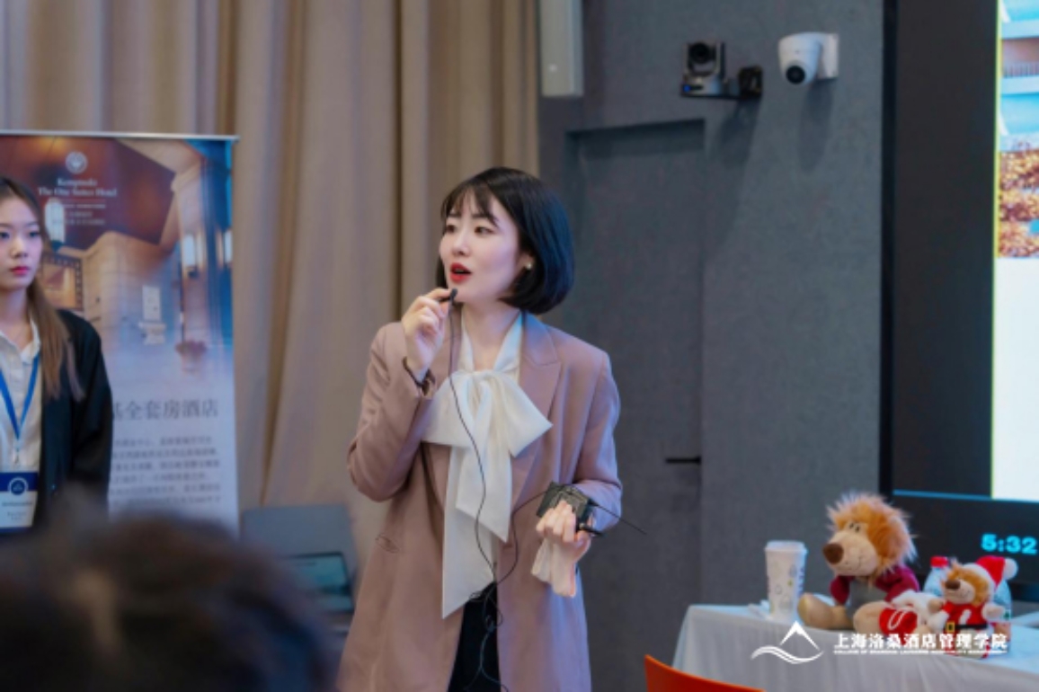 图为武岳老师主持双选会 图为武岳老师主持双选会