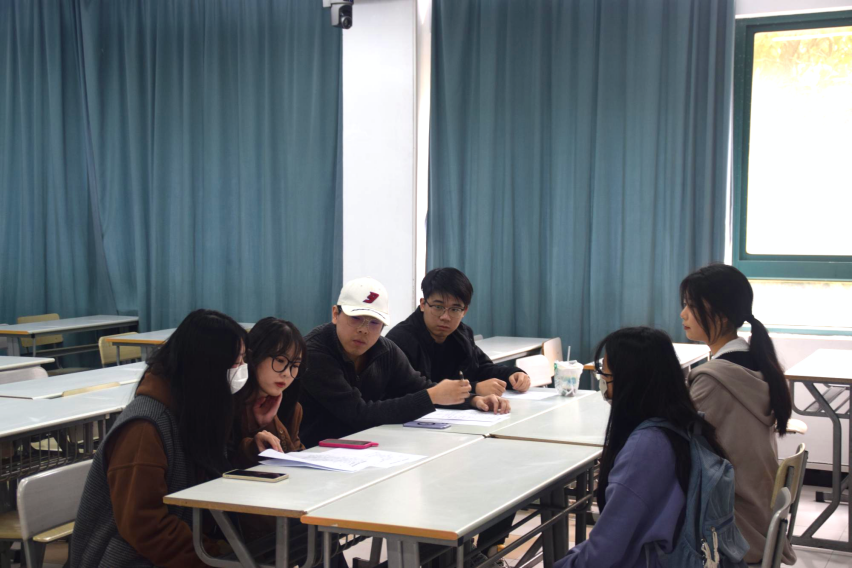 图为面试现场 图为面试现场