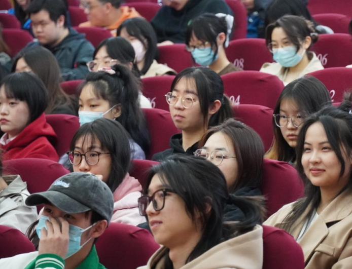 同学认真听讲 同学认真听讲