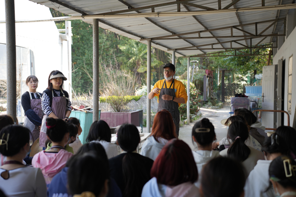 图为瞿宙老师在为大家讲解种植技术 图为瞿宙老师在为大家讲解种植技术