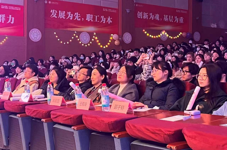 图为晚会现场 图为晚会现场