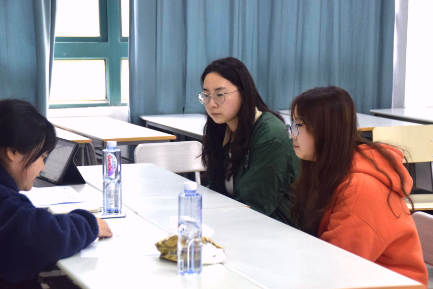 图为面试现场 图为面试现场