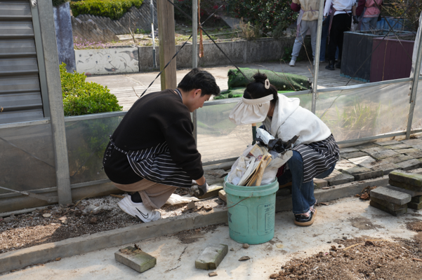 图为同学们在精心种植 图为同学们在精心种植