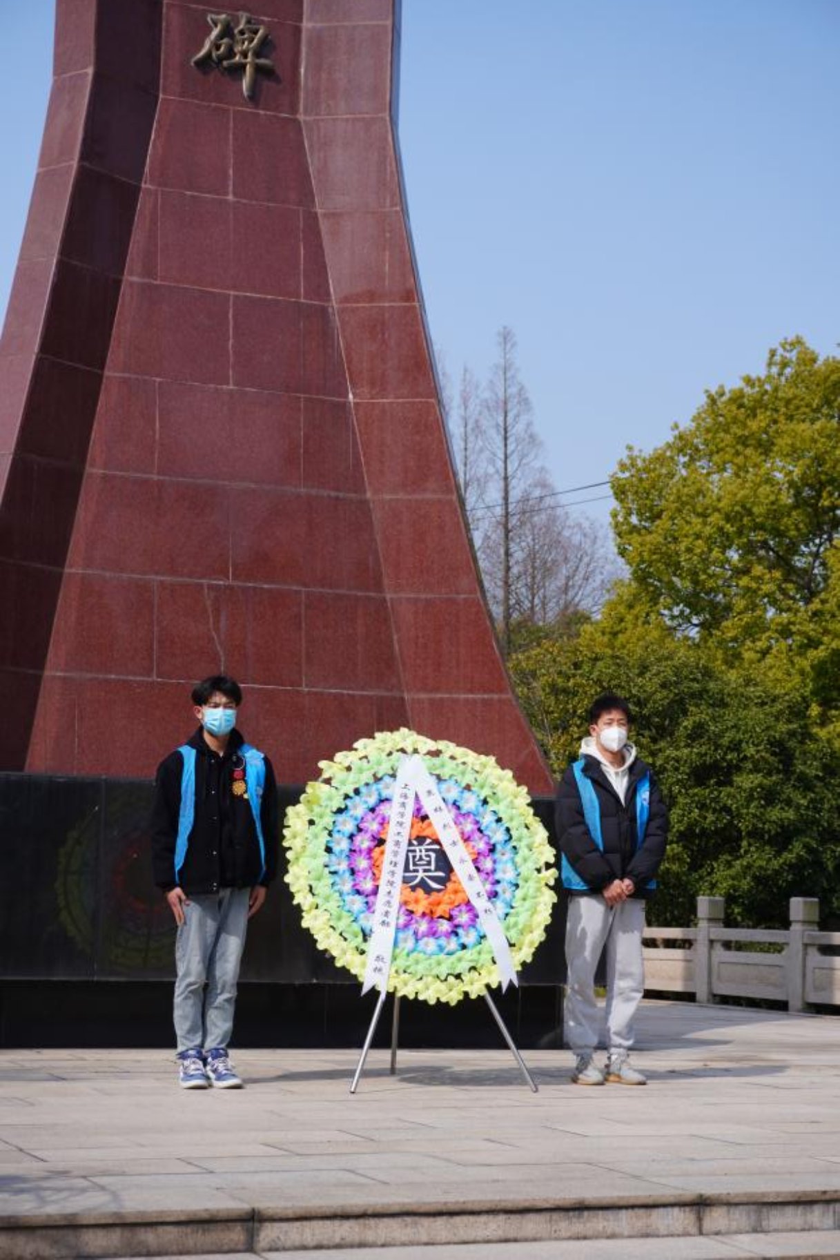 图为志愿者们献花圈