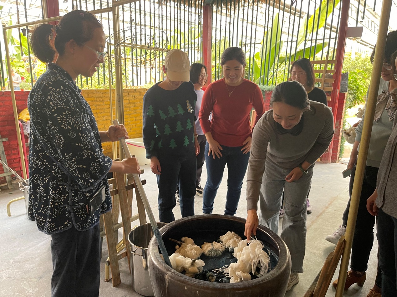 图为活动体验中 图为活动体验中