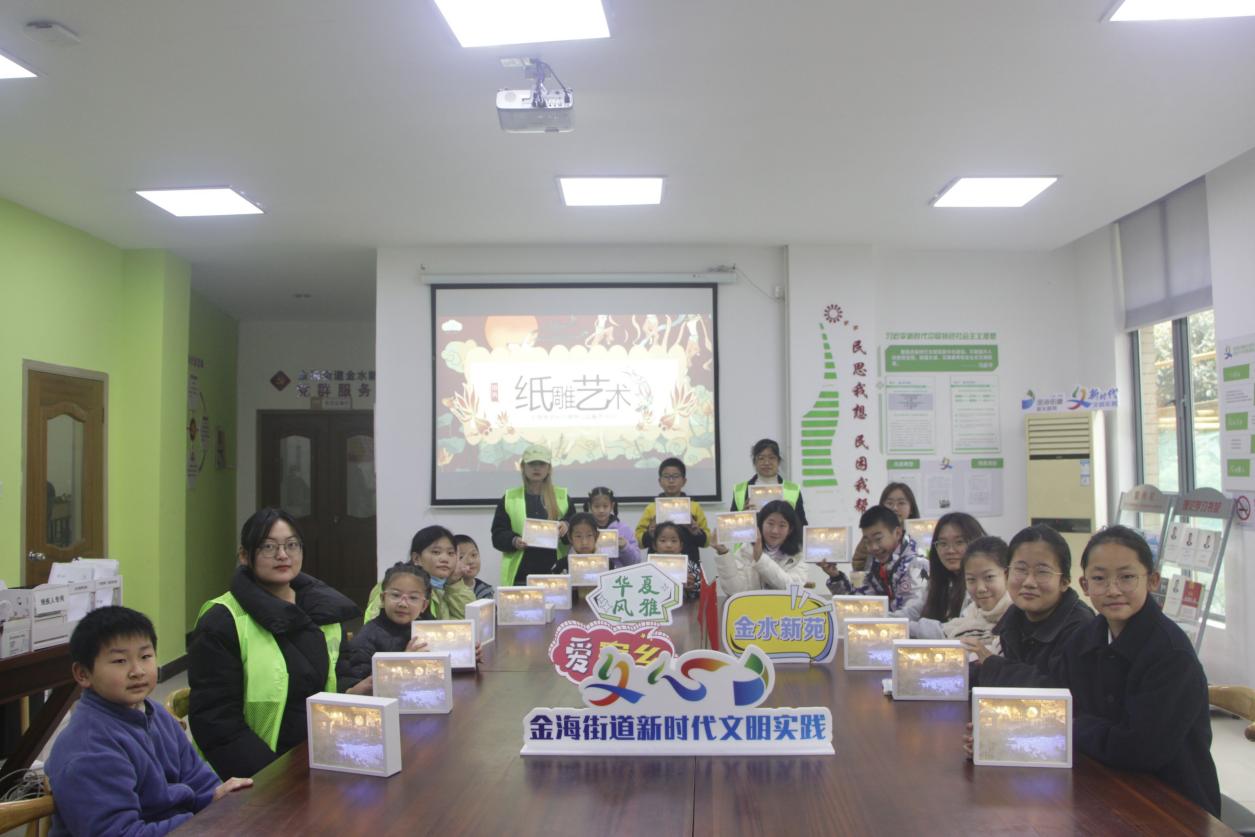 图为志愿者与社区小朋友们合影留念