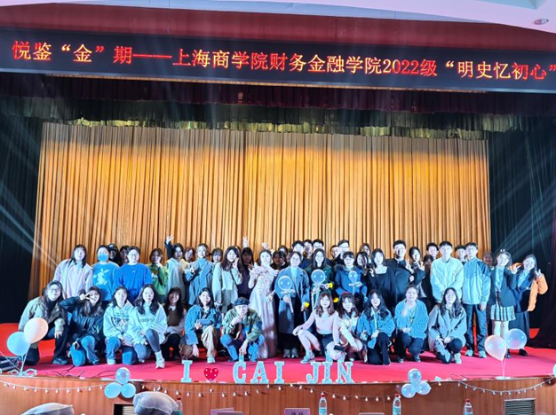 图为现场合影 图为现场合影