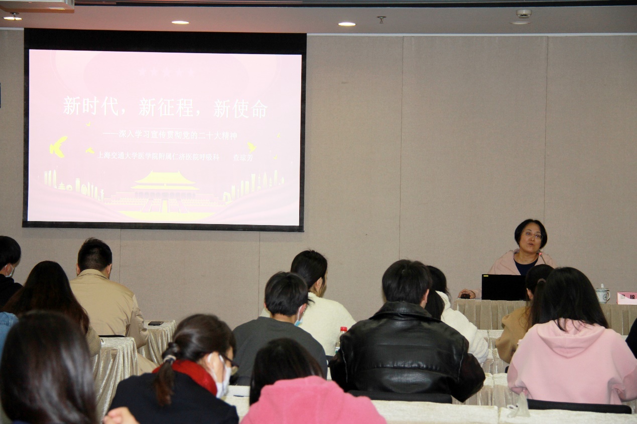 图为查琼芳讲课 图为查琼芳讲课