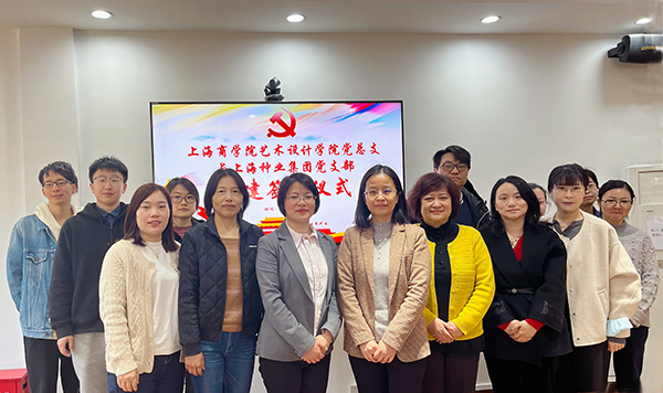 图为与会人员合影 图为与会人员合影